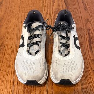 On Cloudmonster Sneaker